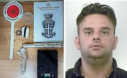 Zafferana, i carabinieri bussano a casa e lui butta dal balcone 25 gr di cocaina