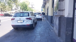 Catania, Piazza Cavour: marciapiedi occupati e i passanti dribblano