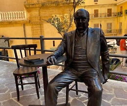 Agrigento, Camilleri seduto al tavolino di un caffè: statua nel "salotto buono" della città