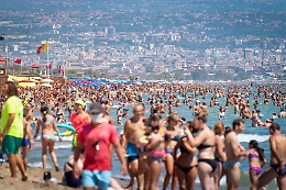 Catania, in spiaggia alla Plaia tutti  “vicini vicini”: per fortuna il sole uccide il virus
