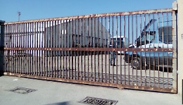 Migranti, fuga di massa dalla tensostruttura di Porto Empedocle