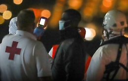 Migranti, in Sicilia situazione fuori controllo: Viminale invia l'Esercito e una nave-quarantena