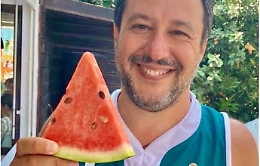 Salvini dal Papeete rilancia: «Torneremo al governo e blinderemo i porti»
