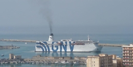 Migranti, a Lampedusa continua l'assalto: ma è in arrivo la prima nave quarantena