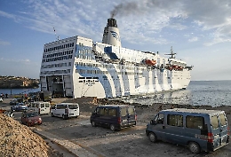 Migranti: la nave quarantena è a Lampedusa, si svuota l'hotspot
