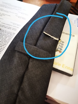 Entrano nell'ufficio di Claudio Fava all'Ars e gli tagliano una cravatta