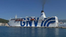 Migranti, strapieno l'hotspot di Lampedusa Attesa la nave quarantena partita da Augusta