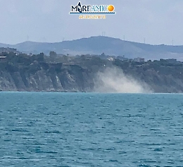 Crolla il costone del Caos, pochi minuti prima era stato fatto sgomberare dai bagnanti