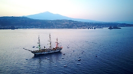 Catania: l'Amerigo Vespucci fotografata ad Acitrezza