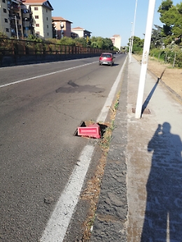 Catania: strada con pozzetti e caditoie pericolosi