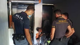 Droga nascosta in condotto fognario: a Librino controlli di Polizia non si fermano