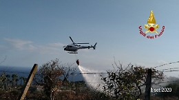 Catania, a fuoco la collina di Vampolieri: gente in strada