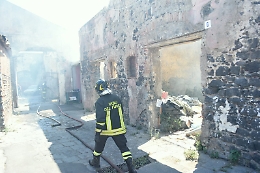 Catania, incendio nel casolare abbandonato di via Fossa Creta