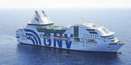 Porto Empedocle, si lancia nel vuoto dalla nave quarantena: tunisino è grave