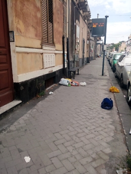 Catania: strada  piena di spazzatura a Cibali