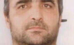 Ha staccato a morsi il dito ad un agente penitenziario e lo avrebbe ingoiato