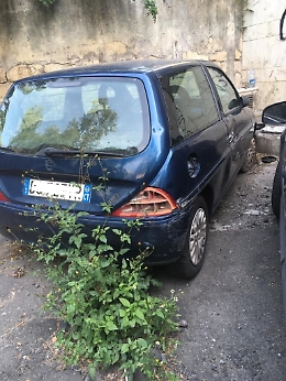 Catania: rottame giace da anni in via Calamatta