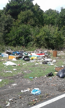 Pedara (CT): discarica pubblica sulla strada