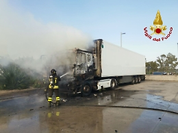 Catania, autoarticolato prende fuoco lungo la Statale 114