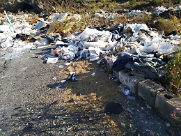 Belpasso (CT): via Palladio invasa dai rifiuti ogni giorno