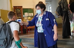 Covid e scuole, l'infettivologo: «Più che per i giovani, è allarme per prof e famiglie»