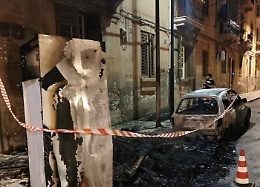 Palermo, cumuli di rifiuti in fiamme: distrutta auto parcheggiata