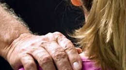 Marsala, bidello arrestato per abusi su una ragazzina di 12 anni che ha minacciato di uccidersi