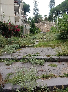 Messina: la scalinata di Via Longo ha bisogno di essere ripulita