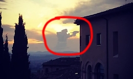 Ad Assisi una foto sembra San Francesco e diventa virale sul web