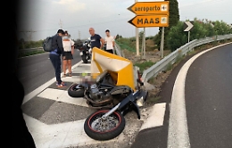 Catania, motociclista si schianta sullo spartitraffico nella bretella per l'aeroporto