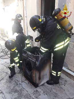 Patern&ograve;, va a fuoco la lavatrice in casa L'intervento dei vigili del fuoco scongiura il peggio