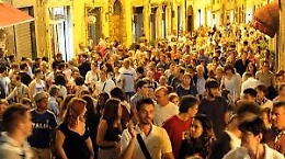 Coronavirus, senza mascherina nei luoghi della movida: multe a raffica