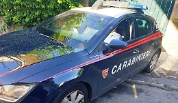 Picchia la compagna, le toglie il cellulare per impedirle di chiamare aiuto, lei chiama i carabinieri con un altro telefonino