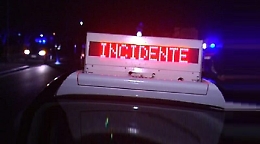 Donna finisce fuori strada e muore in incidente autonomo a Cava d'Aliga