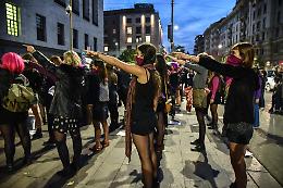Catania, flashmob “femminista” al porto contro Salvini e la Lega