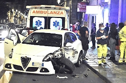 Catania, auto come un bolide in via Etnea: il botto e tre feriti