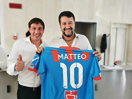 Cantarella dà la maglia a Salvini 
ma i tifosi: «Catania fuori dalla politica»