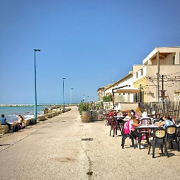 Donnalucata, la lezione sul lungomare della maestra elementare