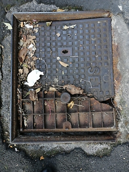 Catania, pericoloso tombino in via Muscatello: a chi segnalarlo?