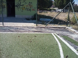 Palagonia (CT): campetto calcio a 5 in totale degrado