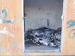 Catania: casotto pieno di marciume vicino alle scuole