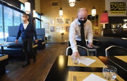 Covid,  in Sicilia manifesti sulle vetrine di bar e ristoranti contro Dpcm