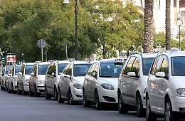 Covid, taxi e autisti Ncc protestano a Palermo: città bloccata