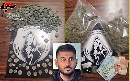 Misterbianco, a casa del pusher droga e monete antiche: arrestato