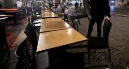 Covid, l'annuncio di Musumeci: «Orario di chiusura tra le 22 e le 23 per bar e ristoranti. Ddl in arrivo»