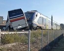 Vittoria, treno investe pullman bloccato al passaggio a livello