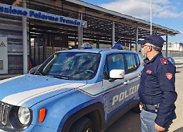 Palermo, l'auto alimentata a gpl prende fuoco e loro cercano di spegnere l'incendio: salvati dalla Polizia