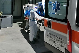 Catania, la 97enne malata di Covid lasciata in barella e le parole che fanno luce sull'emergenza