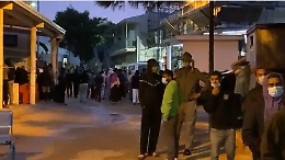 Migranti, blitz di due parlamentari della Lega all'hotspot di Lampedusa che sta esplodendo