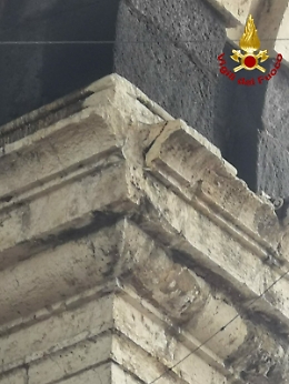 Maltempo Catania, viene giù un pezzo di cornicione di Porta Garibaldi